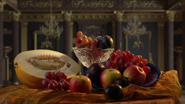 Stilleben med frukter mot bakgrund av ett klassiskt palats interiör — Stockvideo