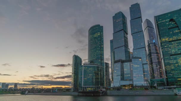 Ουρανοξύστες της πόλης της Μόσχας με φόντο τα γρήγορα κινούμενα σύννεφα. — Αρχείο Βίντεο