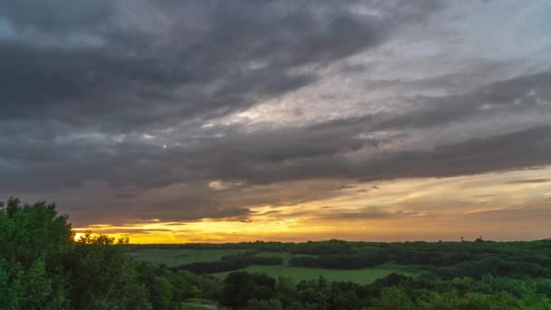 Movimento acelerado de nuvens no céu ao pôr-do-sol. Prazo de validade. — Vídeo de Stock