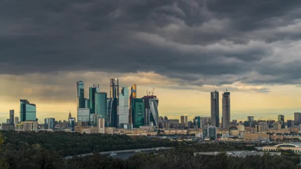 Небоскрёбы Москвы на фоне быстро движущихся облаков. — стоковое видео
