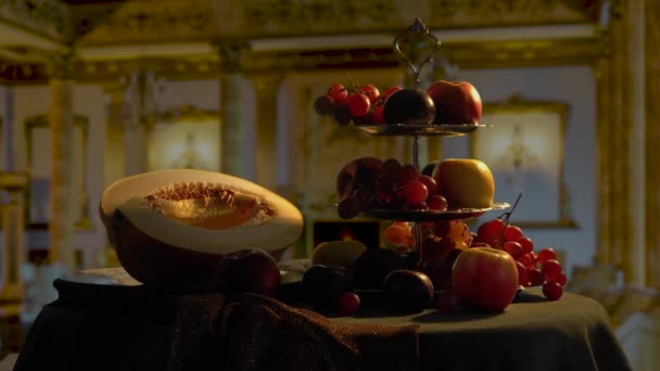Martwa natura z owocami na tle klasycznego wnętrza pałacu — Wideo stockowe