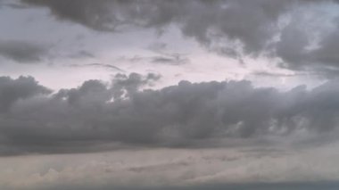 Gökyüzündeki bulutların hareketliliği hızlandı. Zaman Uygulaması.