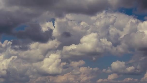 Versnelde beweging van wolken in de lucht. Tijdsverloop. — Stockvideo