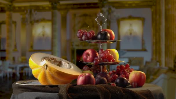 Zátiší s ovocem na pozadí klasického interiéru paláce — Stock video
