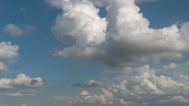 Gökyüzündeki bulutların hareketliliği hızlandı. Zaman Uygulaması.