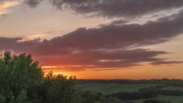 Movimento acelerado de nuvens no céu ao pôr-do-sol. Prazo de validade. — Vídeo de Stock