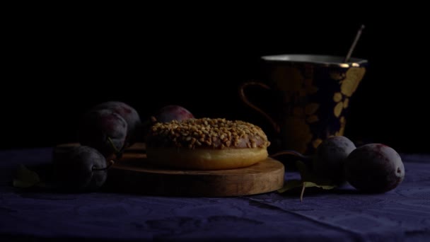 涂有巧克力的甜甜圈蛋糕，在深色的背景上撒满坚果 — 图库视频影像