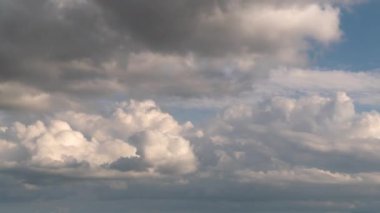 Gökyüzündeki bulutların hareketliliği hızlandı. Zaman Uygulaması.