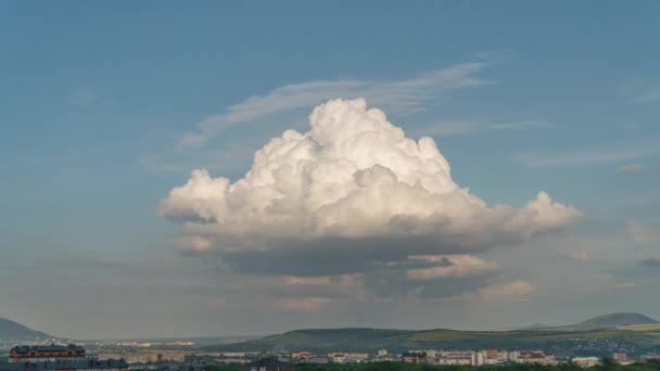 Beschleunigte Bewegung der Wolken am Himmel. Zeitraffer. — Stockvideo