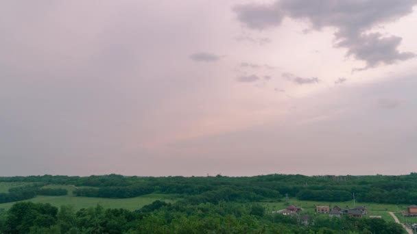 Beschleunigte Bewegung der Wolken am Himmel. Zeitraffer. — Stockvideo