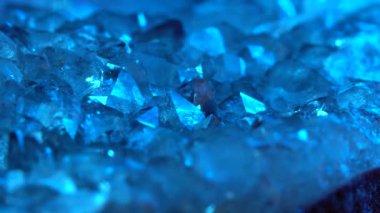 Ametist kristallerinin soyut hareket arkaplanı