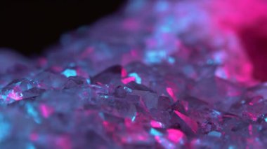 Ametist kristallerinin soyut hareket arkaplanı