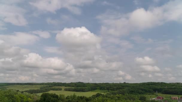 Beschleunigte Bewegung der Wolken am Himmel. Zeitraffer. — Stockvideo