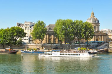 Seine Nehri üzerinde seyir