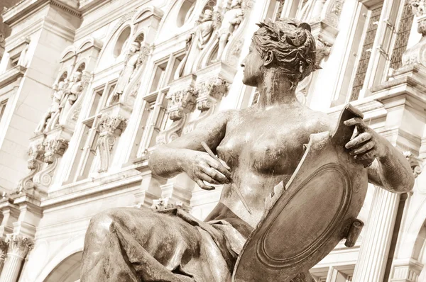 Estátua de musa em Paris — Fotografia de Stock