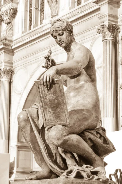 Estátua de musa em Paris — Fotografia de Stock