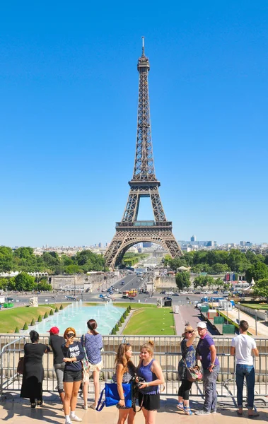 Touristen in Paris — Stockfoto