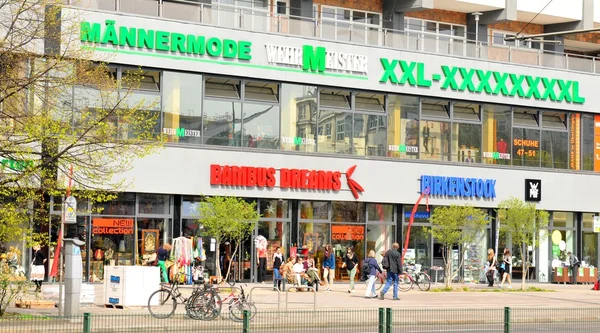 Extra storlek kläder butik i berlin — Stockfoto