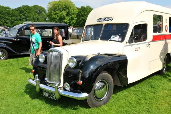 Vintage ambulance — Stockfoto