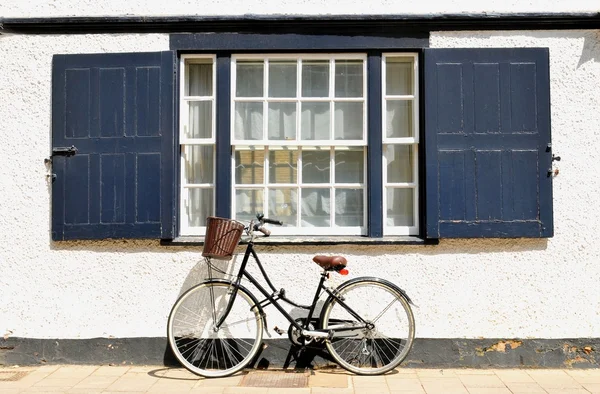 Vintage theme with bicycle against old building — Stock Photo, Image