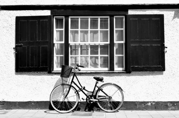 Oldtimer-Thema mit Fahrrad gegen Altbau — Stockfoto