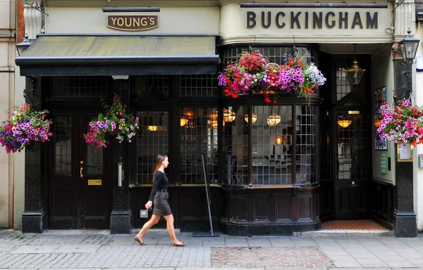 Traditionell brittisk pub — Stockfoto