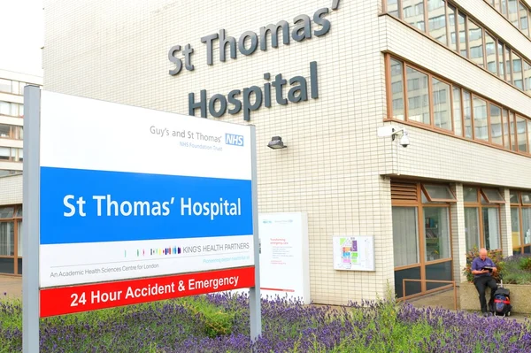 St Thomas Hospital in London — Stock Photo, Image