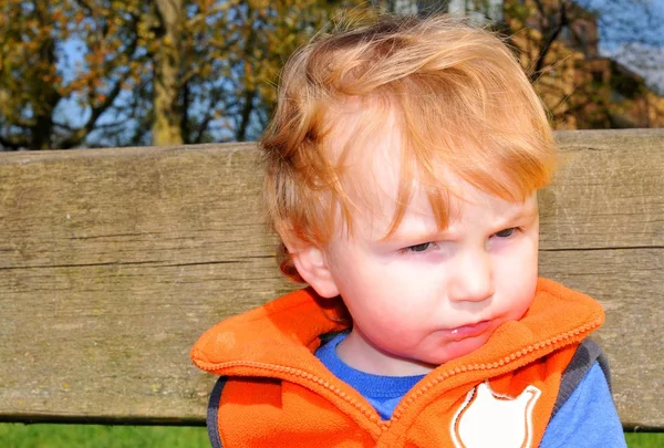 Nadenkend kind — Stockfoto