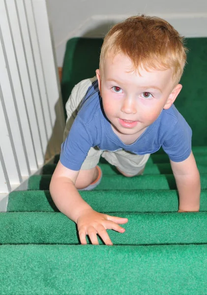 Child climbing the stairs — Stock Photo, Image