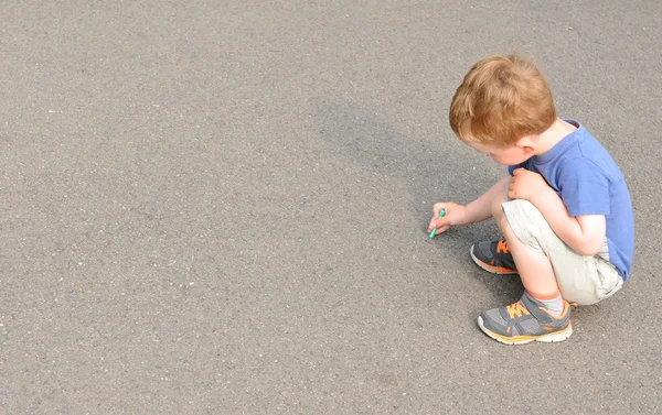 Enfant à la craie — Photo