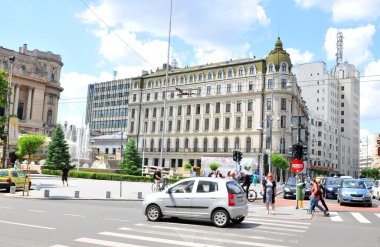 verliefde paar met bloemen in de natuur