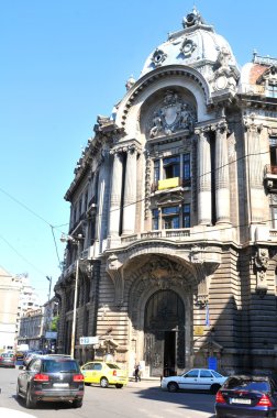 verliefde paar met bloemen in de natuur