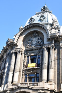 verliefde paar met bloemen in de natuur