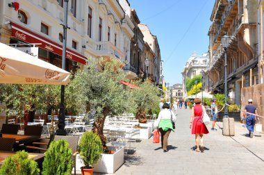 verliefde paar met bloemen in de natuur