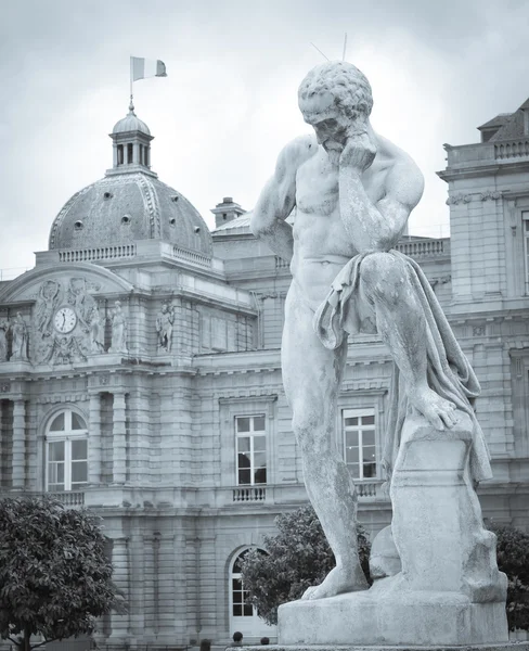 Nude statue in Paris — Stock Photo, Image