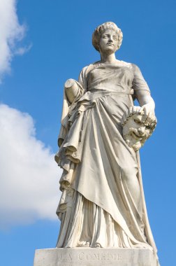 Komedi heykeli Paris'te