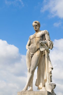 Paris'te çıplak heykeli