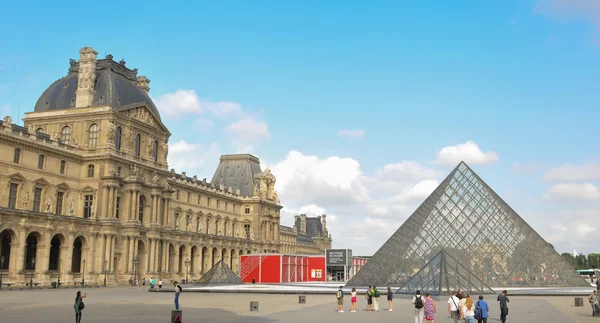 Louvre Musée du Louvre ve cam piramit — Stok fotoğraf