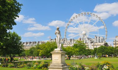 Paris'te çıplak heykeli 