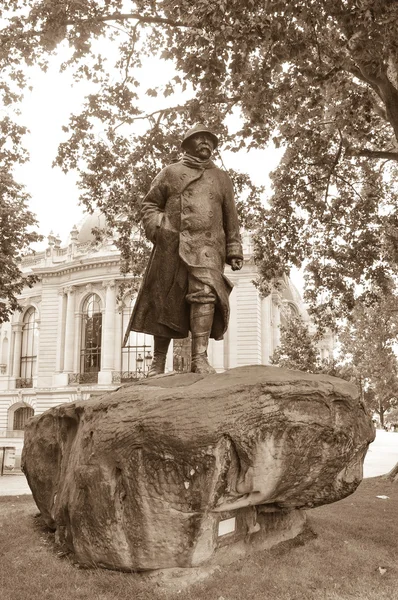 Estatua de soldado en París — Foto de Stock