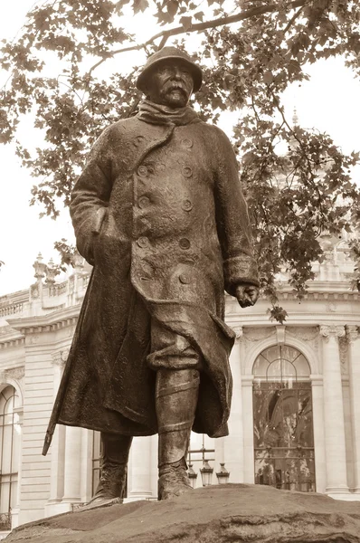 Soldier statue in Paris — Stock Photo, Image