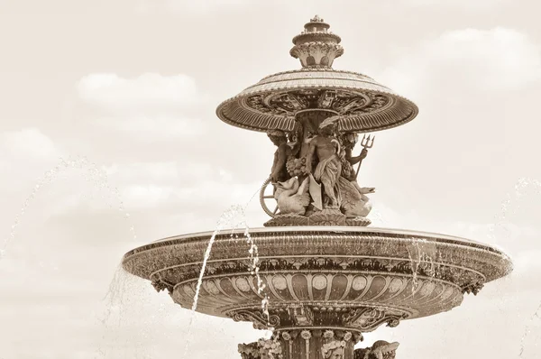 콩코드, 파리에서에서 오래 된 분수 — 스톡 사진