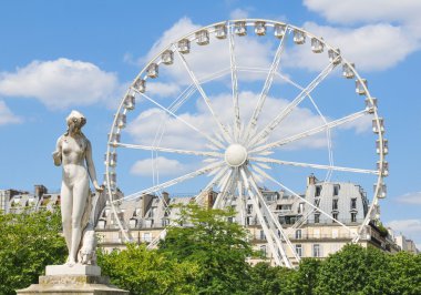 Paris'te çıplak heykeli 