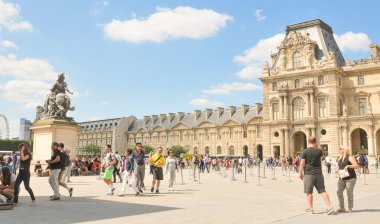 Turistlerin Louvre Müzesi Paris, Fransa