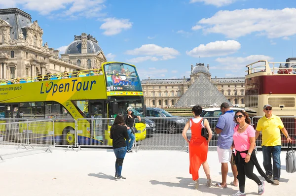 Turistas no Museu do Louvre em Paris, França — Fotografia de Stock