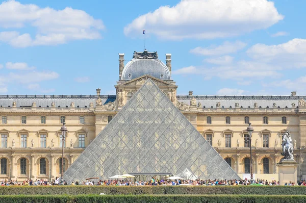 Turistlerin Louvre Müzesi Paris, Fransa — Stok fotoğraf