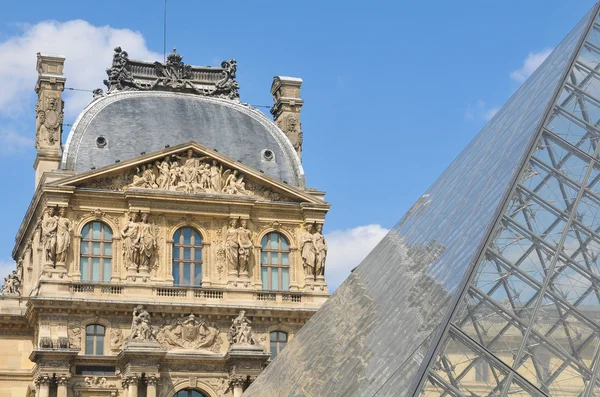 Museo del Louvre en París — Foto de Stock