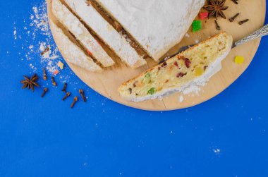 Mavi arka planda meyveli Noel pastası