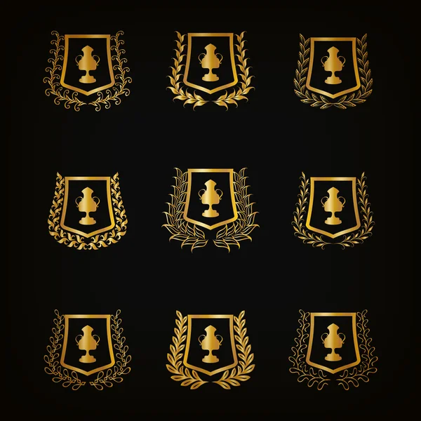 Escudos dourados com coroas de louro, copos —  Vetores de Stock