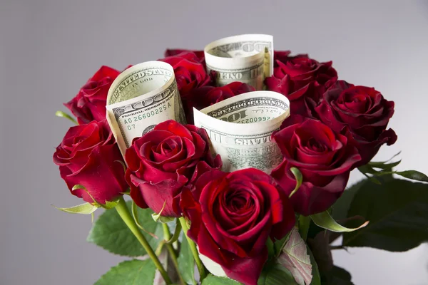 Ramo de rosas rojas sobre un fondo gris: fotografía de stock © starast  #100425842 | Depositphotos